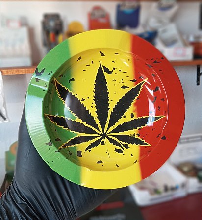 Cinzeiro de metal estampado