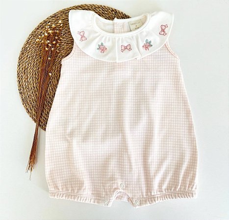 Macacão curto regata flores e laços