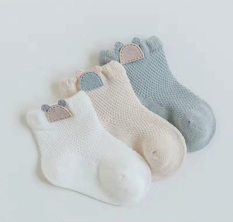 Meia cano médio Branca com aplicação ursinho