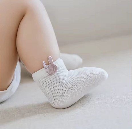 Meia cano médio Branca com aplicação Coelhinho