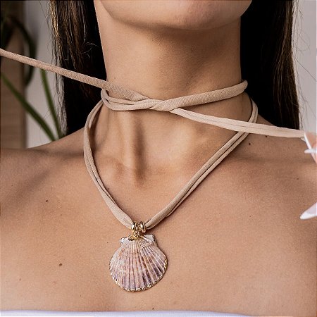 Colar Longo Ajustável Fio de Malha com Concha Detalhada