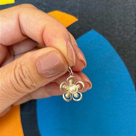 Pingente Delicado Flor com Petala de Pérola