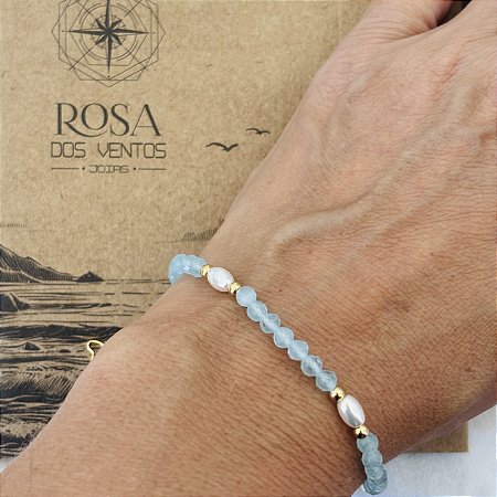 Pulseira azul com pingente pérolas e fecho banho de ouro amarelo