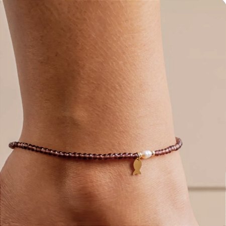 Tornozeleira Cristais Vinho com Pérola de Água Doce e Peixinho Liso