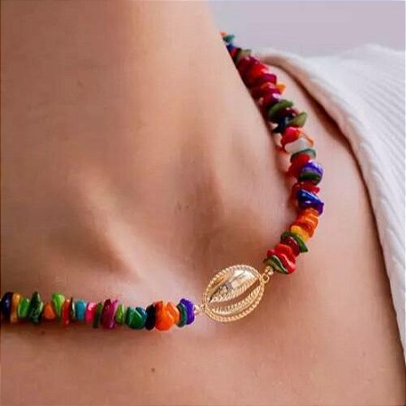 Colar Chocker Búzios Com Pedras Coloridas banho de ouro amarelo