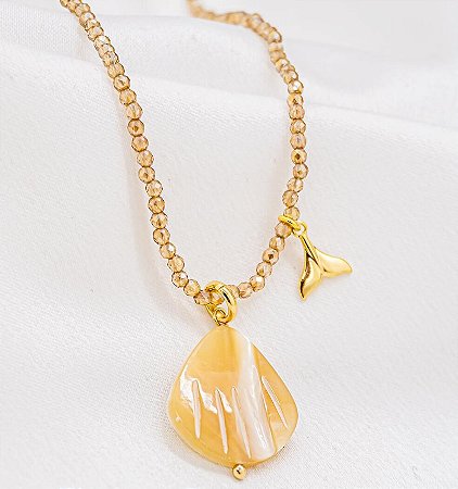 Choker Cristais Bege com Concha Madrepérola Berloque Peixe