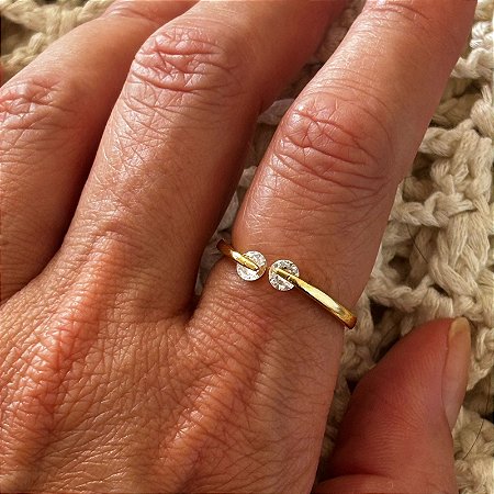 Anel Feminino regulável duas pedras, banho de ouro amarelo.