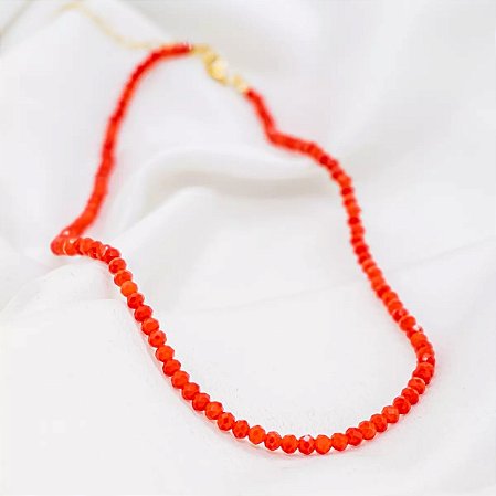 Colar Cristal laranja com fecho de banho de ouro amarelo.