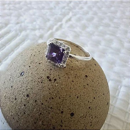 Anel cristal zircônia ametista de 9 mm, em Prata 925 . Medida 19.