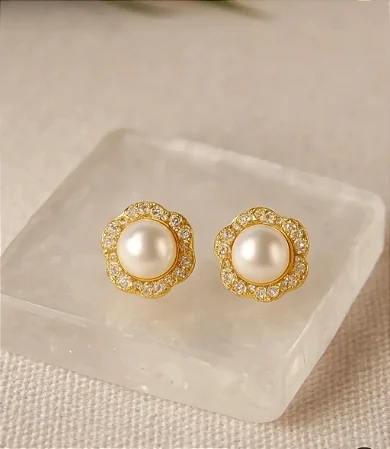 Brinco Pequeno com Strass e Pérola