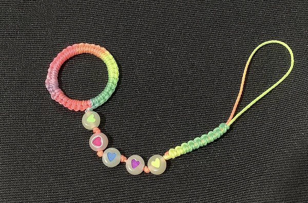 Chaveiro macramê com miçangas