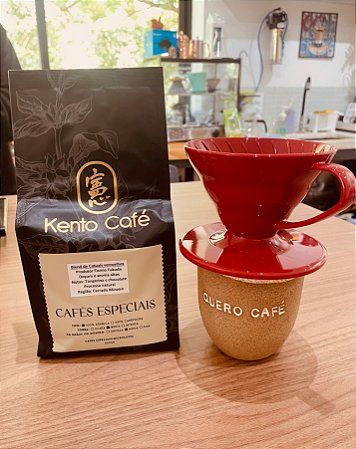 Kit Café Especial 250gr moido c/ Porta Filtro n. 2 Hario V60 em acrílico e Xícara Quero Café 220ml