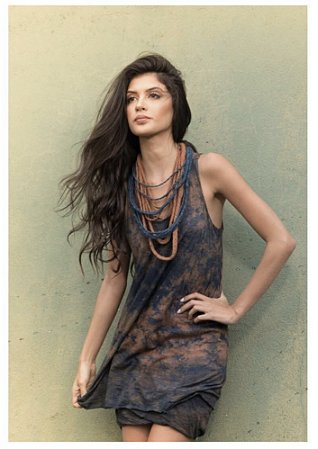 VESTIDO COM SOBREPOSIÇÃO