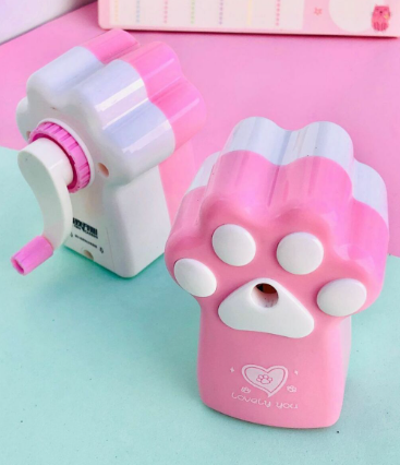 Apontador patinha de gato com manivela - rosa