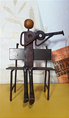 Escultura Boneco Violão Banco Ferro