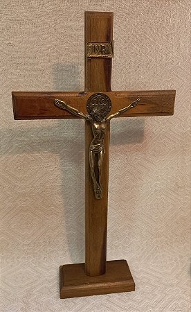 CRUCIFIXO MADEIRA COM MEDALHA DE SÃO BENTO - MESA E PAREDE