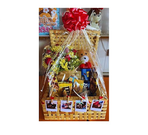 Cesta Baú Com Chocolate e Flores  Modelo Tesouro do Amor