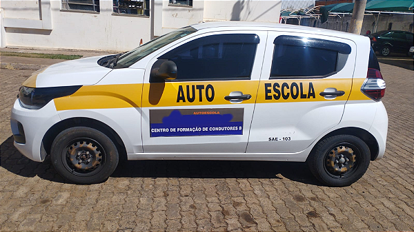 Carro de Auto Escola Mobi Branco Franca-sp