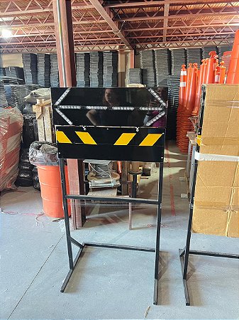 Painel LED Seta Sinalizadora c/ Suporte para Rodovias 2