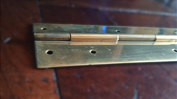 DOBRADIÇA TIPO PIANO EM VARA PARA BAGAGEIRO, GUARDA ROUPA E ARMÁRIO 56MM X 1,20M LATÃO