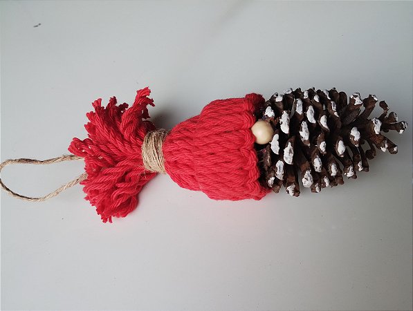 Papai Noel em Macramê Vermelho com barba em pinha