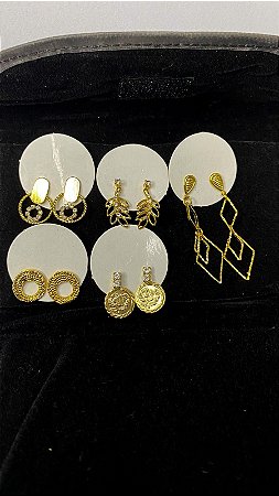 Estojo de pano com variações de brincos. Modelo 01