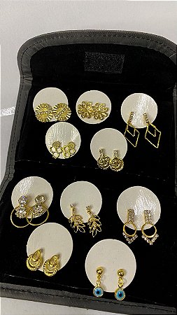 Estojo de pano com variações de brincos. Modelo 04
