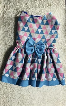 Vestido para Cães Sofi Cor Azul com Triângulos Multi Colors Laço Azul com Pedrarias Coloridas - Gaby Moda Pet