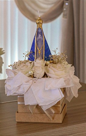 Aparecida no bouquet com flores