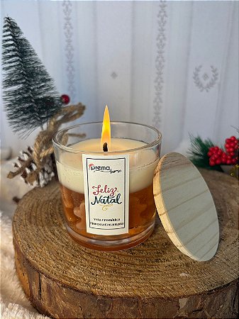 Vela aromática Feliz Natal com tampa madeira e decoração de bonequinhos. Essência de floresta