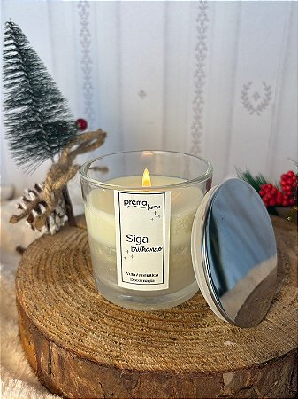 Vela aromática Siga Brilhando com tampa prata. Aroma de avelã e baunilha