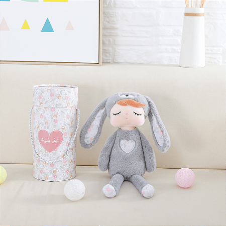 BONECA ANGELA PLUSH JUJU COELHA CINZA 33CM