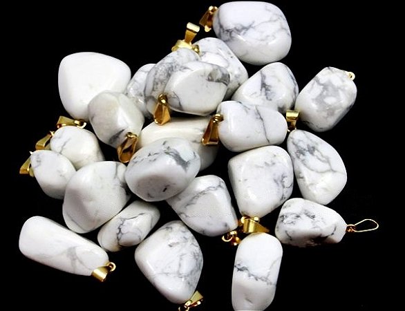 03 Pingente Pedrinha Howlita Branca Rolado Montagem Pino Dourado Atacado