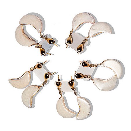 05 Brinco Meia Lua Pedra Feldspato Branco Acabamento Folha Dourado