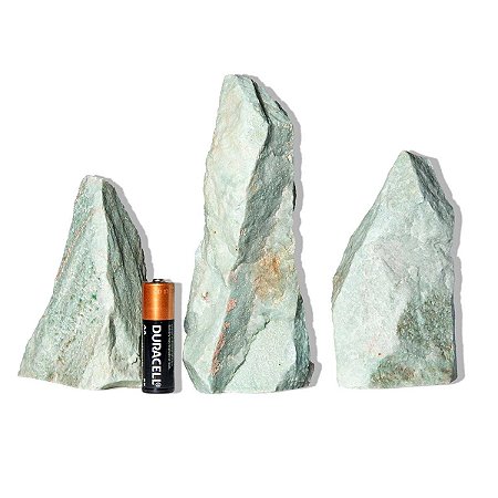 03 Quartzo Verde Pedra Pé Serrado 200 a 300g 8 a 11cm Tipo B