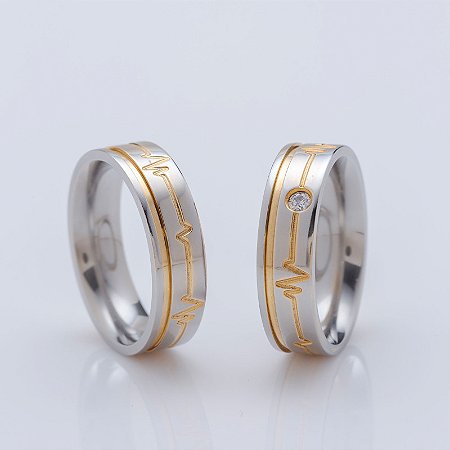 Par de Alianças em Aço Heart Beat Feel 6mm com Filete Gold IPG,01 zirconia extra na Feminina.
