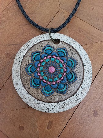 Colar Mandala Redondo Pequeno Azul e Rosa