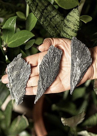 Cianita Preta Bruta – Vassoura de Bruxa • Proteção Espiritual • Limpeza Energética