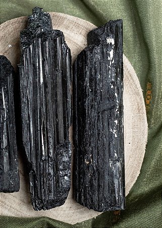 Turmalina Negra Bruta P – Escudo de Proteção • Limpeza Energética • Força Interior
