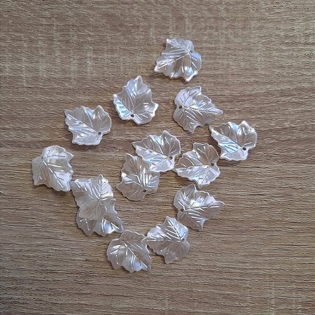 Pingente Pétalas - Translúcida Perolada - 1,7cm x 1,9cm - Pct 50g