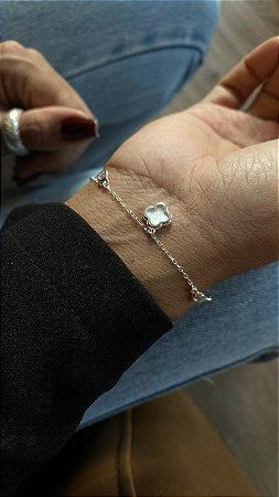 Pulseira trevos madrepérola com pontos de luz