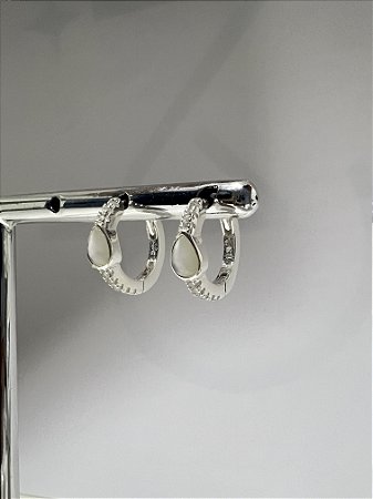 ARGOLA CRAVEJADA PEDRA GOTA MADREPÉROLA