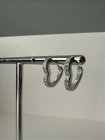 Brinco formato coração cravejado G