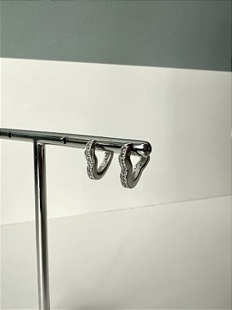 Brinco formato coração cravejado M