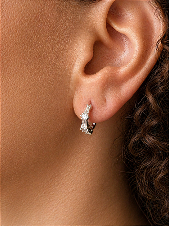 Argola de click com zirconias em navete