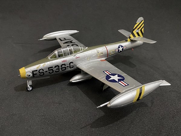 1:72 Easy Model Avião F-84E-25  Thunderjet Assigned to the 8th Fighter Bomber Donald James