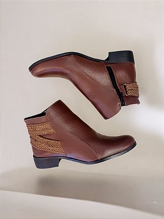 Bota couro legítimo castanho cano curto