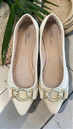Sapatilha off white enfeite ouro