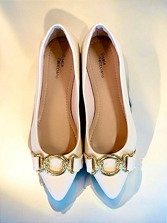 Sapatilha off white enfeite ouro