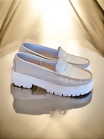 Mocassim tratorado off white couro legítimo